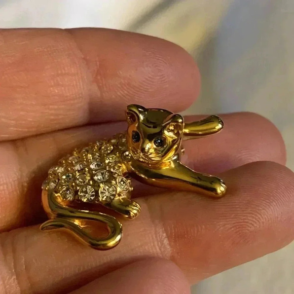 Vintage SIGNED Krementz gold tone
rhinestones cat brooch like new - Picture 4 of 10